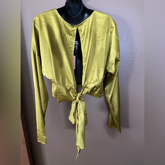 Pretty Little Thing Green Satin Top NWT - Picture 4 of 7
